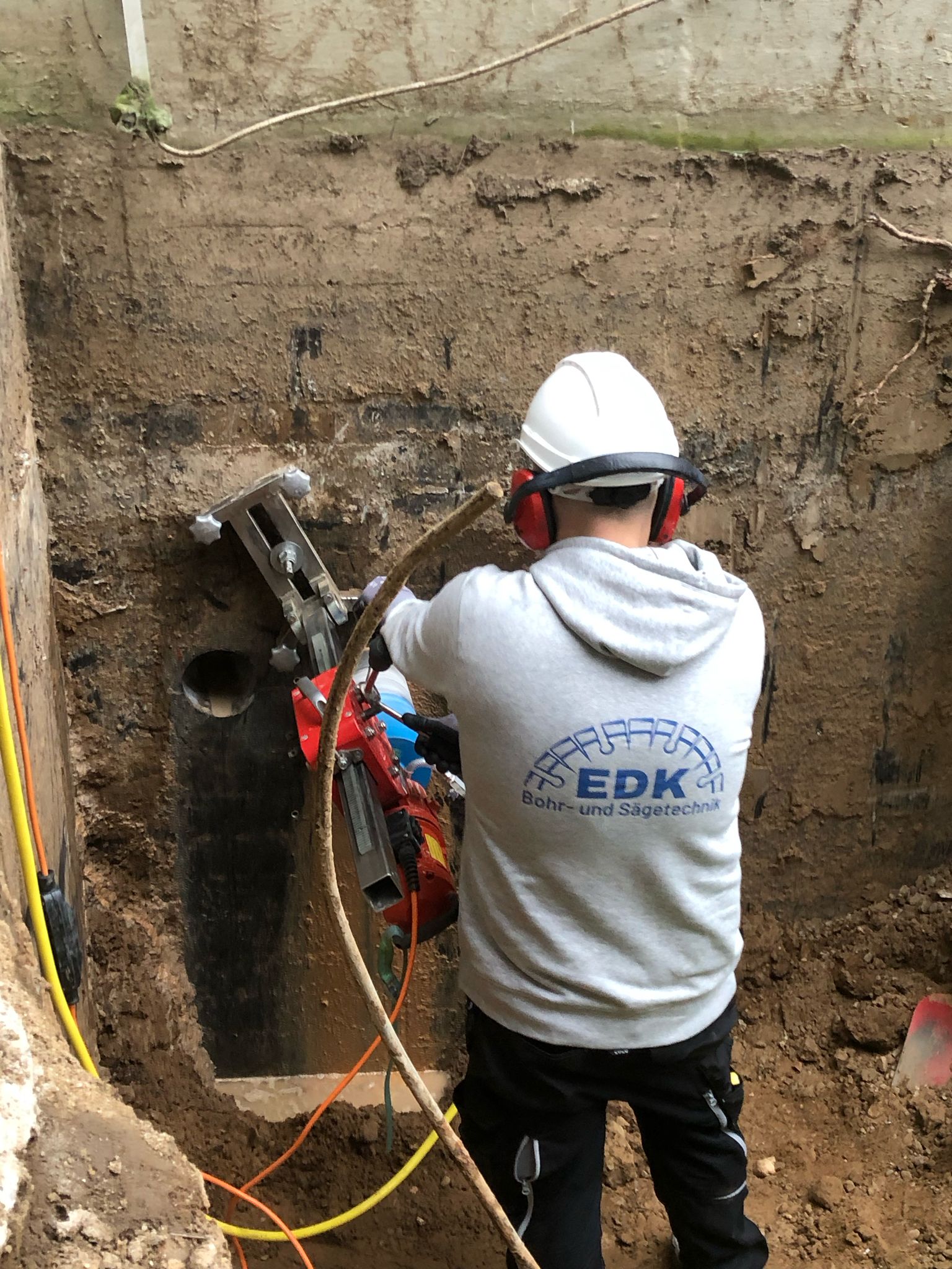 EDK-Mitarbeiter bei der Kernbohrung im Einsatz